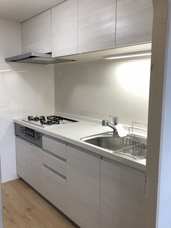 ホワイトで統一したスタイリッシュキッチン